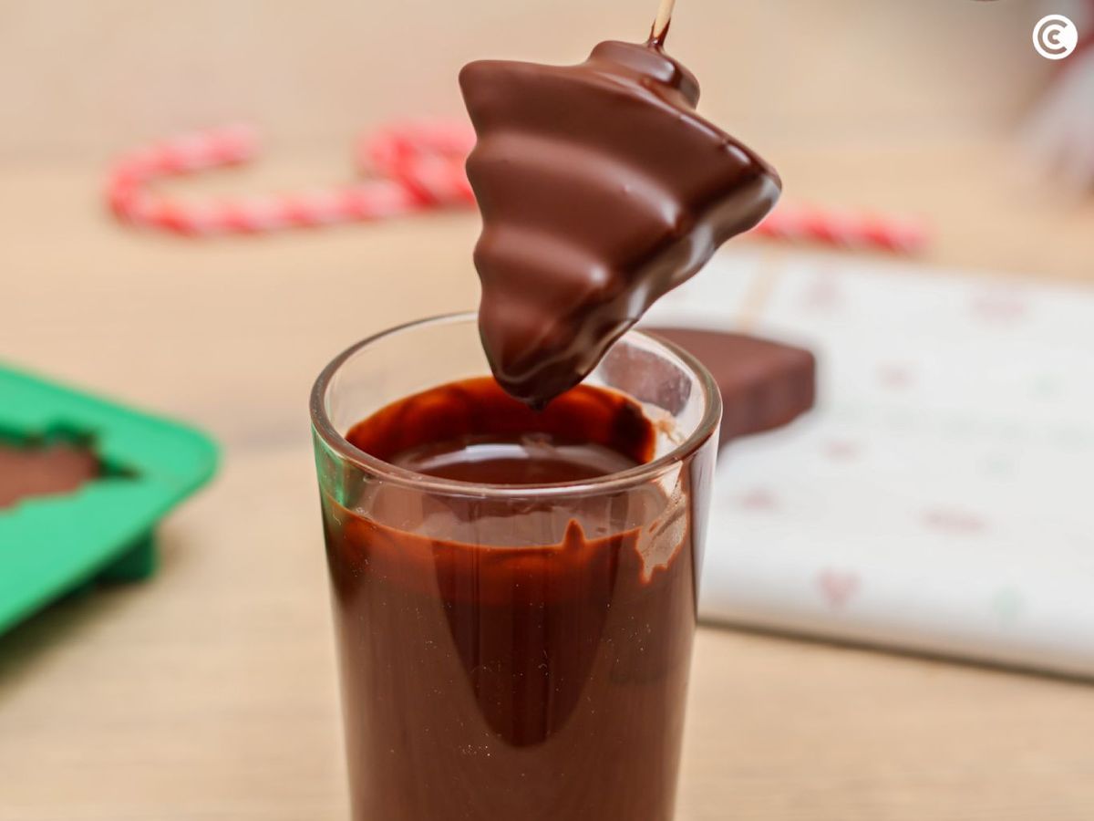 Cubrir con chocolate los bombones veganos