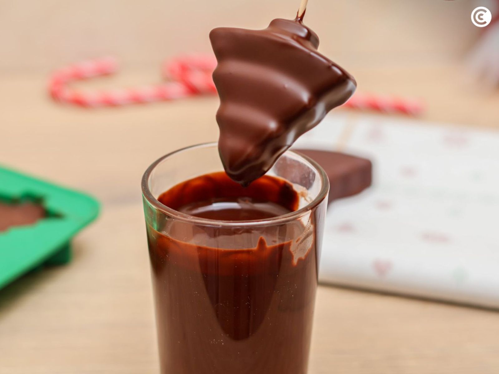 Cubrir con chocolate los bombones veganos