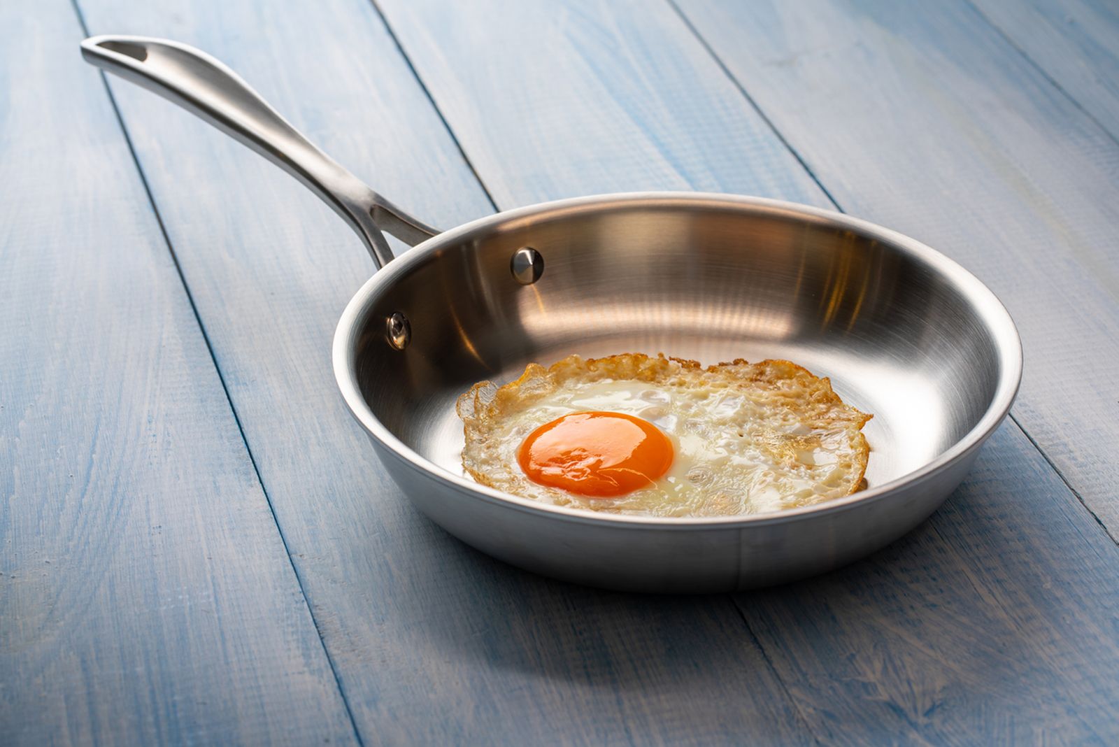 Aprende a cocinar con una sartén de acero inoxidable y di adiós a la antiadherente