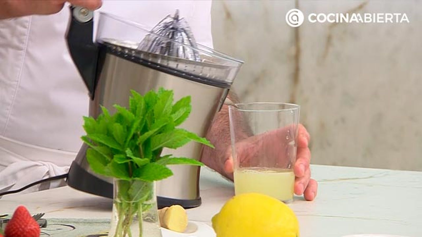 limonada de fresas y jengibre receta facil karlos arguinnao karl67660321 paso2 limonada de fresas y jengibre receta facil karlos arguinnao karl67660321 paso2