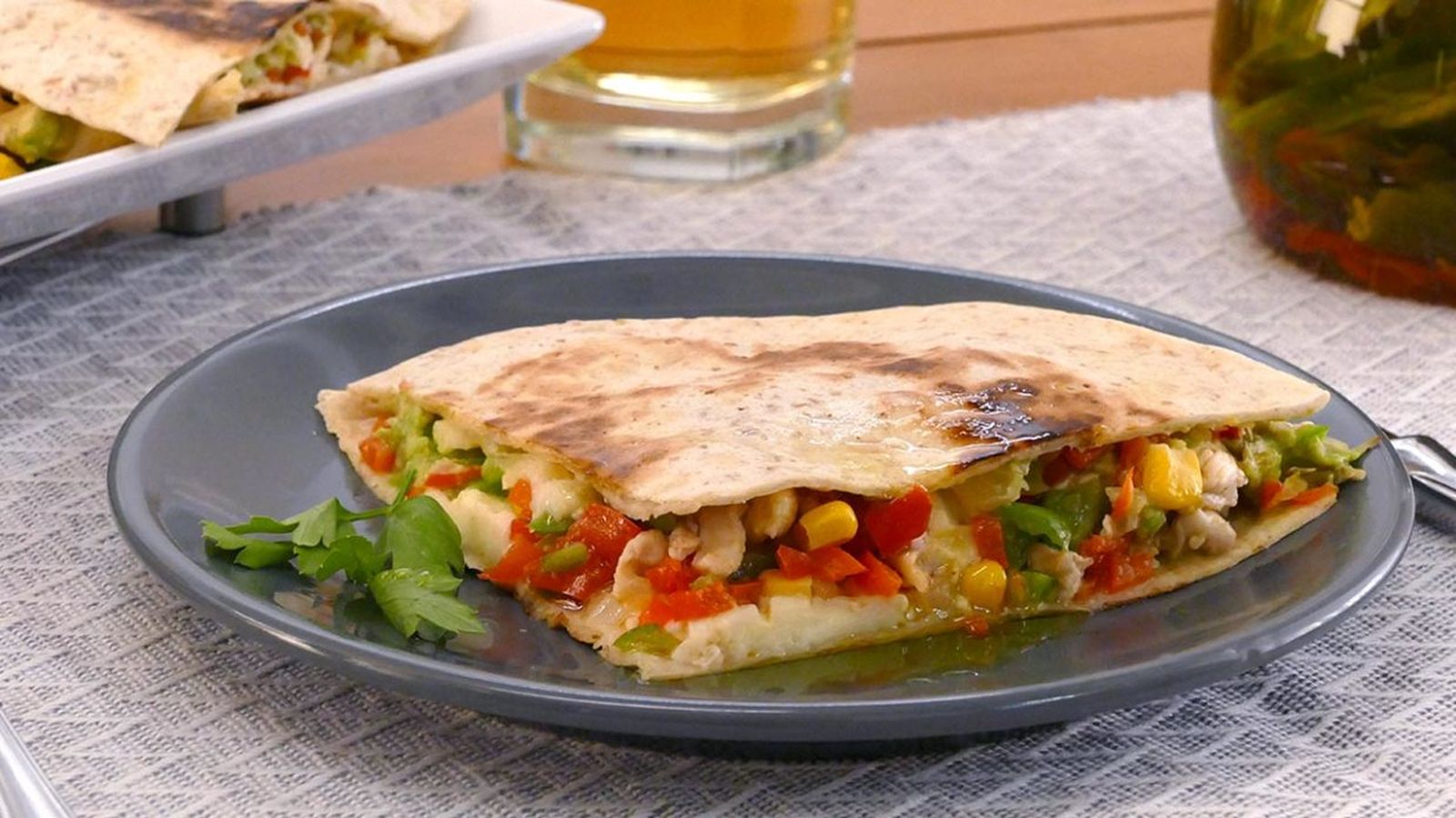 Quesadilla de pollo, verduras y aguacate