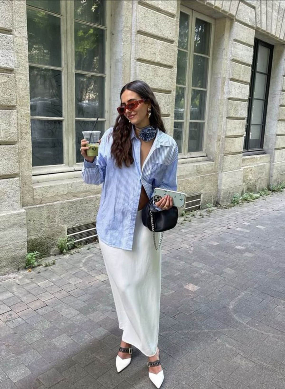 Falda satinada con camisa y chocker de flores.