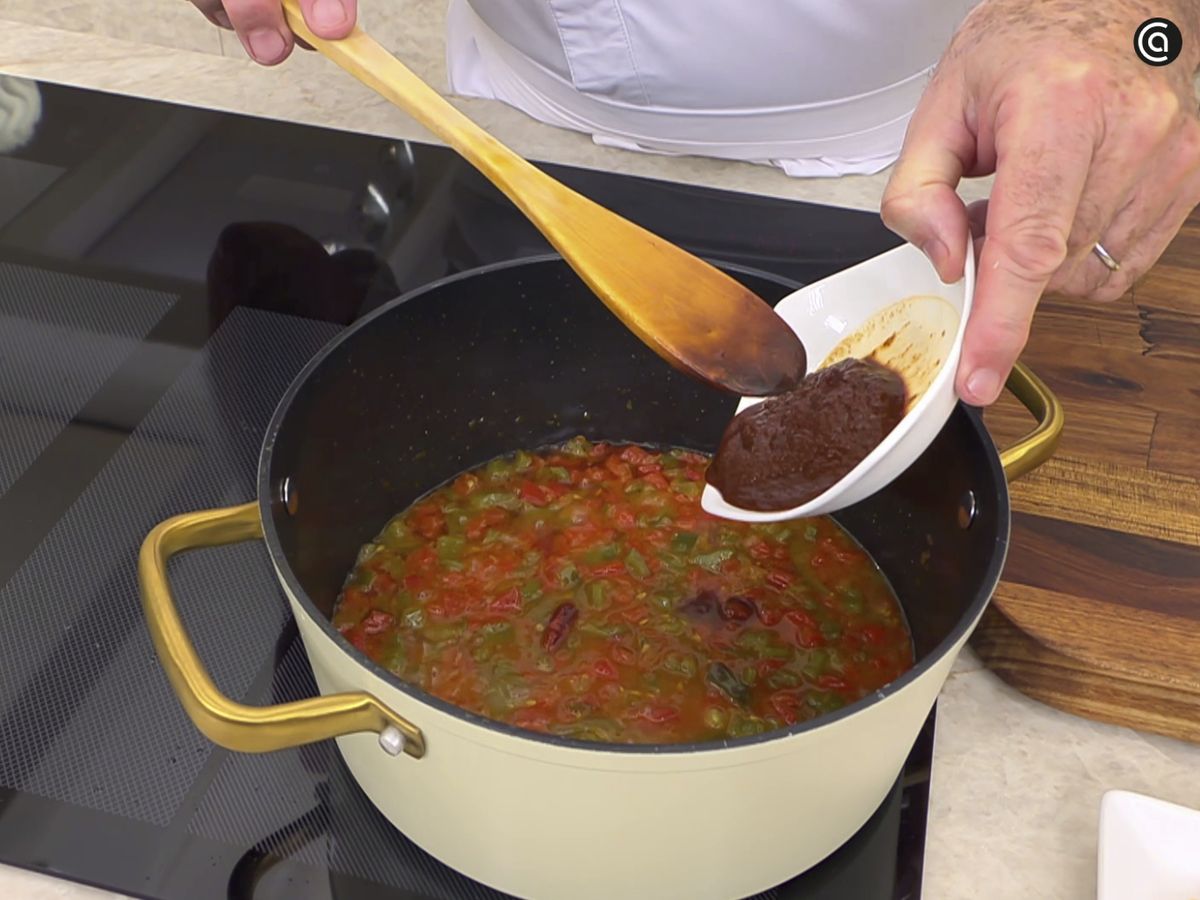 Incorpora el pimiento choricero para dar color y sabor