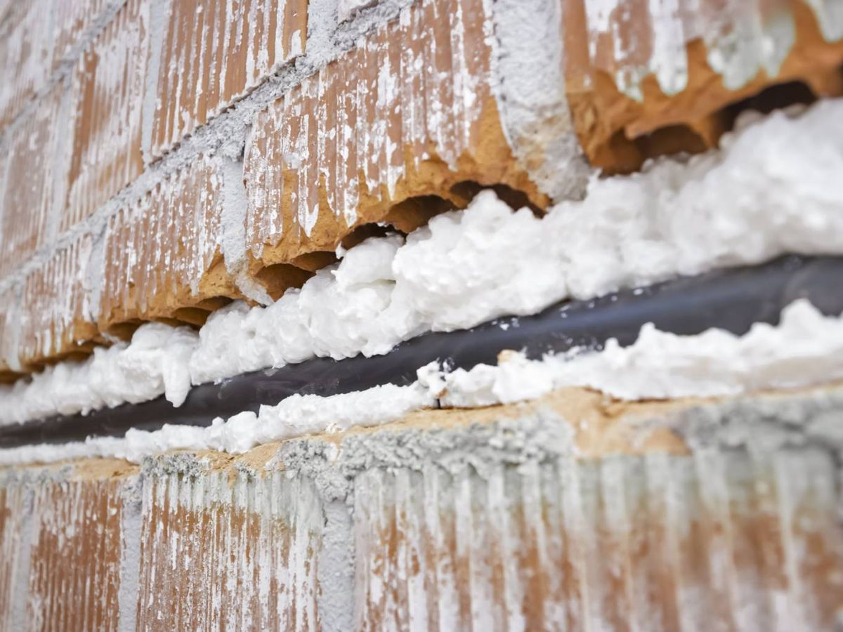 Usar la clásica cinta de carrocero alrededor de la zona evita que dañemos otras superficies.
