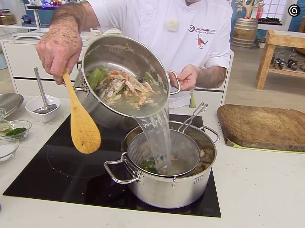 Prepara el caldo de la sopa con las cabezas del pescado y el marisco