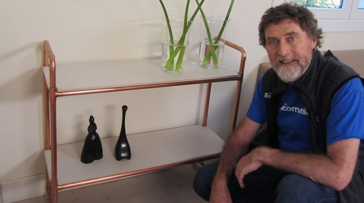 Cómo hacer una estantería de cobre y cerámica paso 12