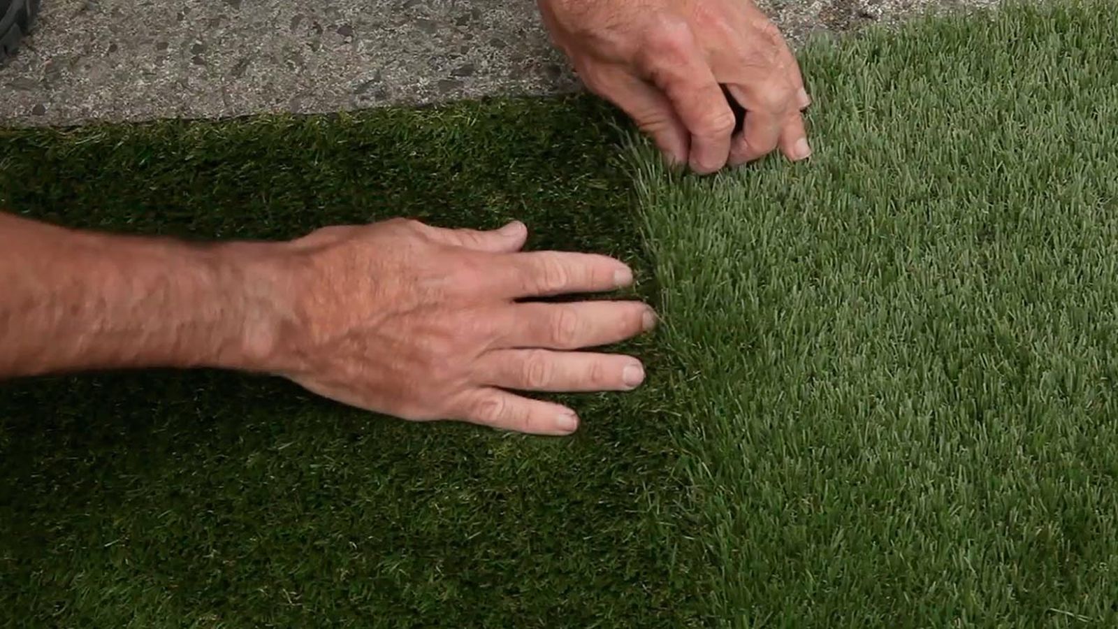 Como unir dos tiras de cesped artificial paso 1 Como unir dos tiras de cesped artificial paso 1