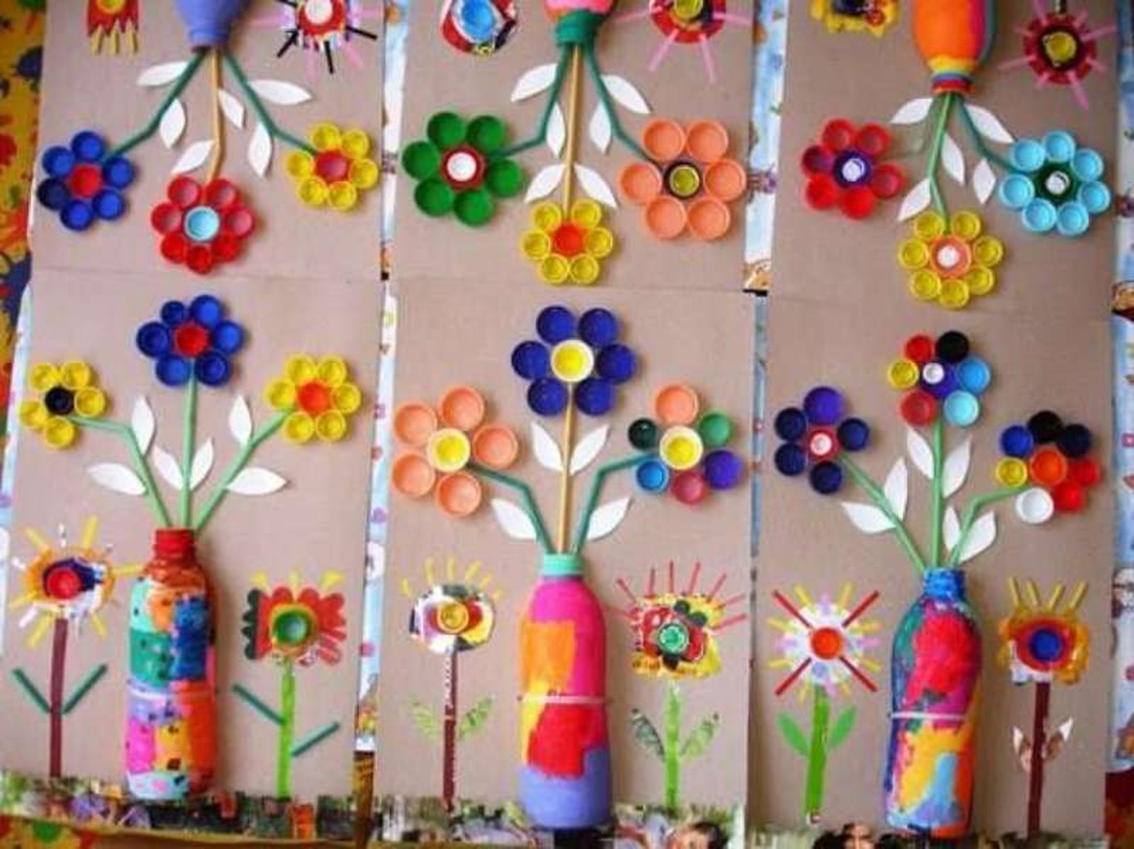 Mosaicos infantiles de jarrones de flores hechos con tapones de plástico de colores. Mosaicos infantiles de jarrones de flores hechos con tapones de plástico de colores.