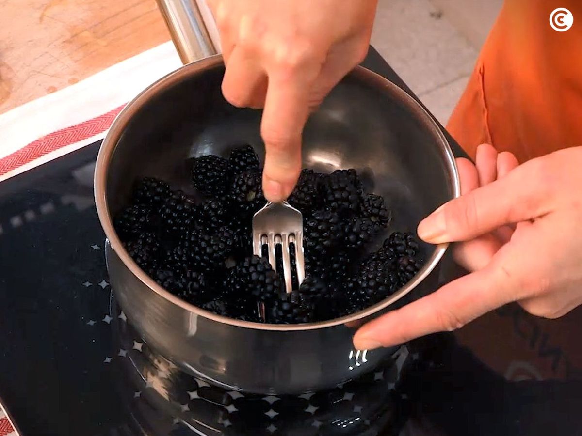 Aplastar las moras para la mermelada