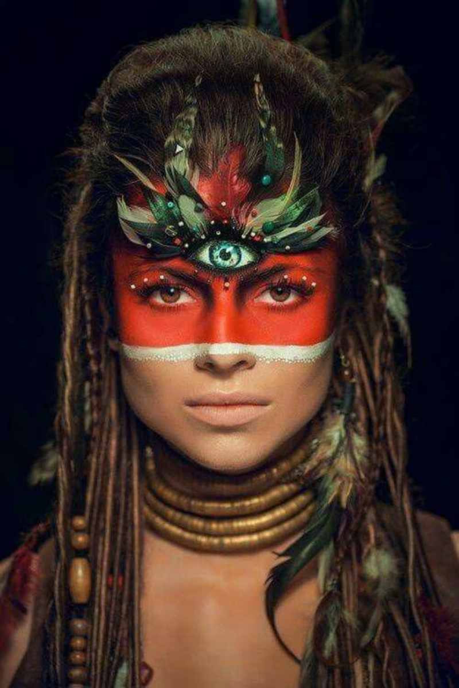 Maquillaje étnico con tercer ojo
