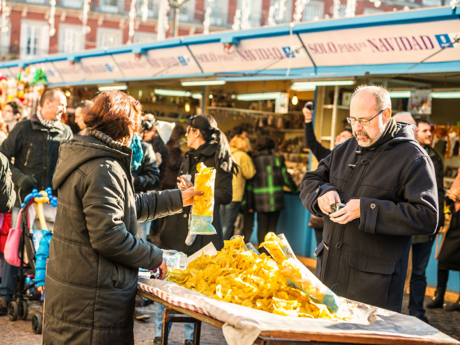 Ambiente festivo en el mercado navideño de la Plaza Mayor de Madrid.