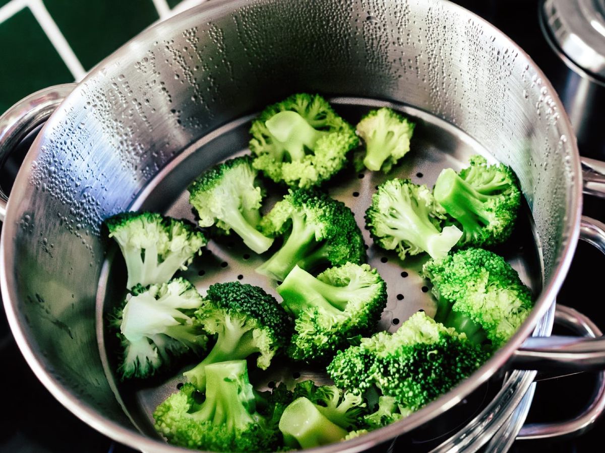 El brócoli se cuece al vapor en 5-7 minutos