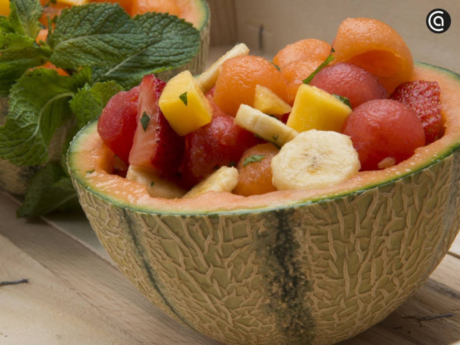 Frescura con recuerdos: melón, plátano, sandía, fresas, zumo de naranja. El postre de toda la vida, servido en bol o en la propia fruta.