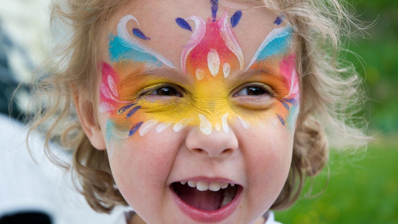 Maquillaje facial de mariposa en colores vivos