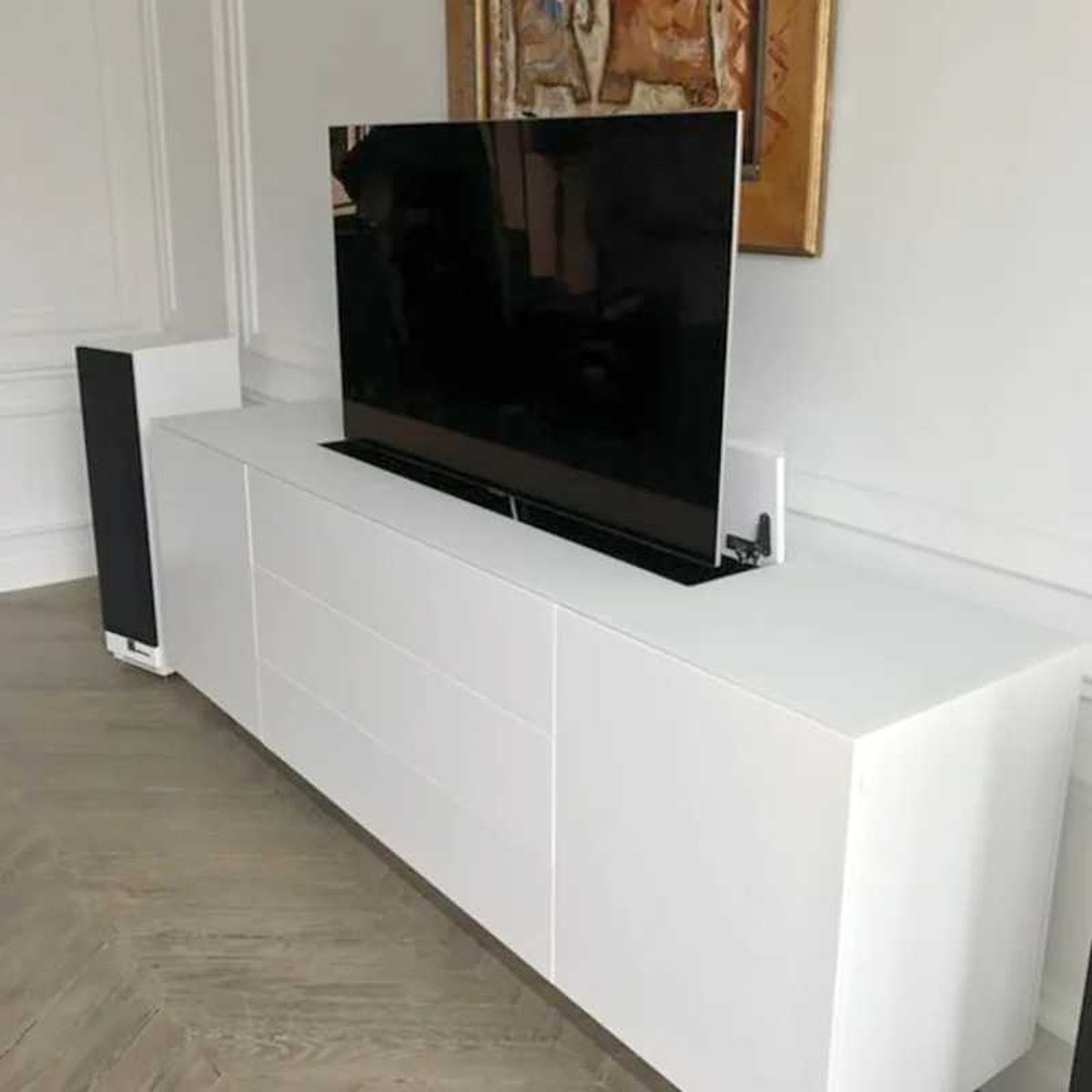 Mueble blanco del salón para ocultar la televisión.