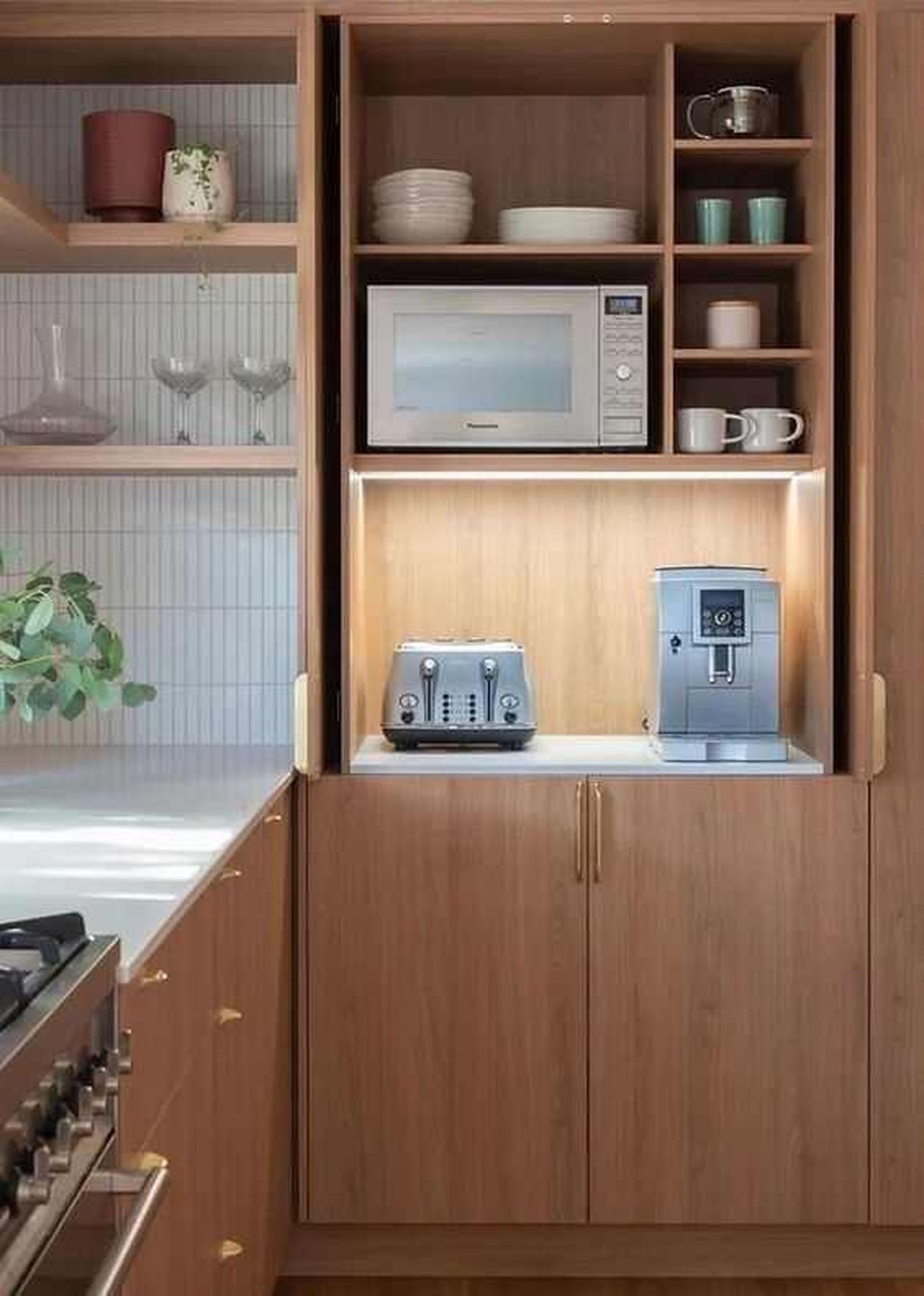 Integrar el microondas dentro de un mueble desayunador en la cocina