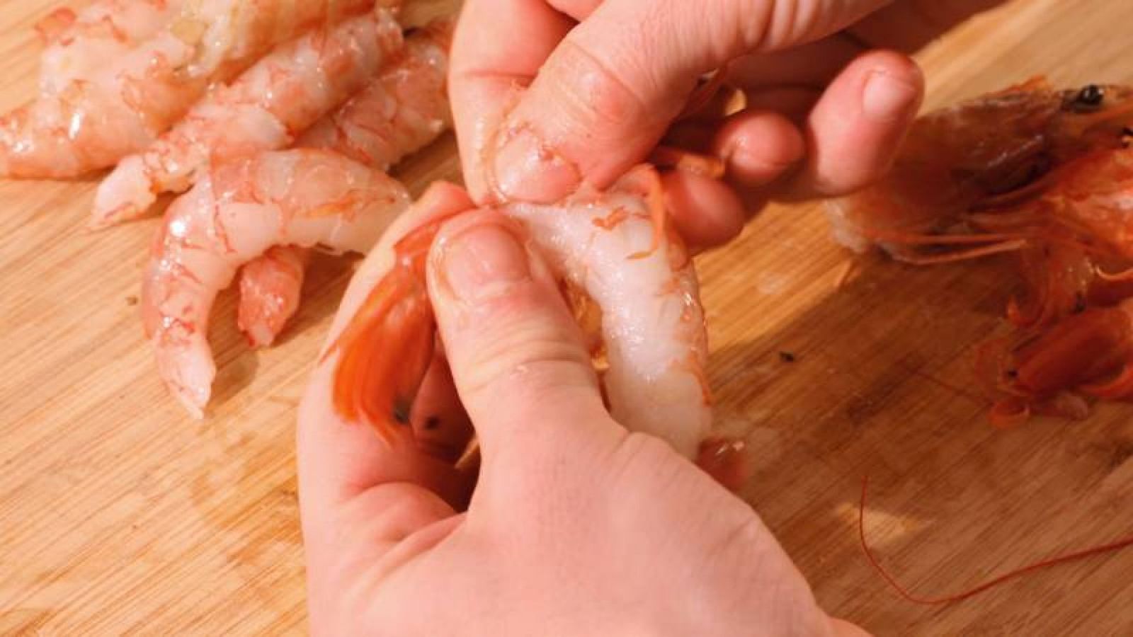 Pelar los langostinos y retirar el intestino mejora el sabor Pelar los langostinos y retirar el intestino mejora el sabor