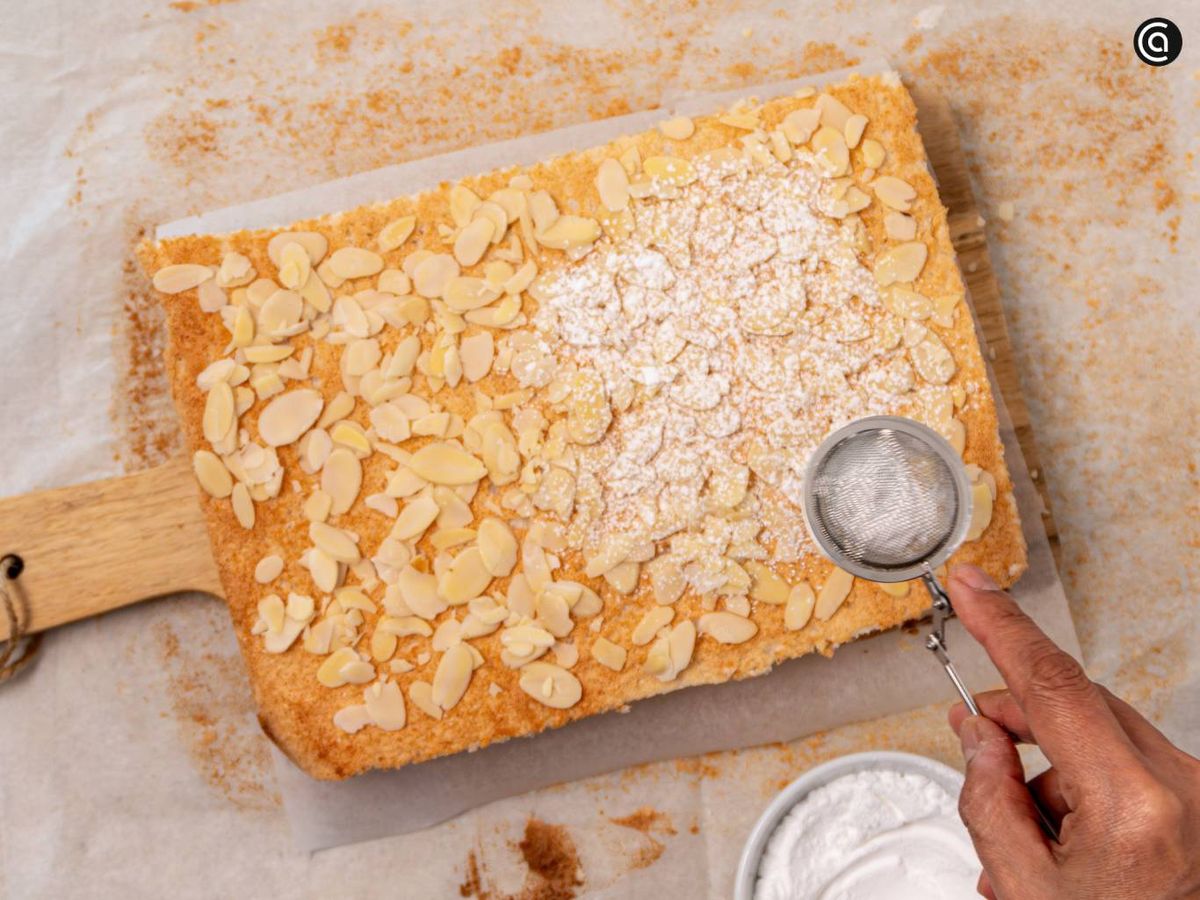 Espolvorea azúcar glas sobre el pastel ruso