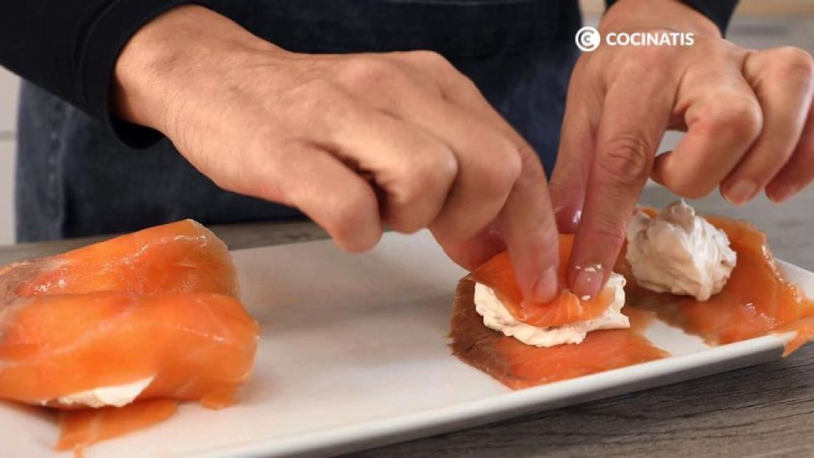 Cerramos los rollitos de salmón rellenos de queso Cerramos los rollitos de salmón rellenos de queso