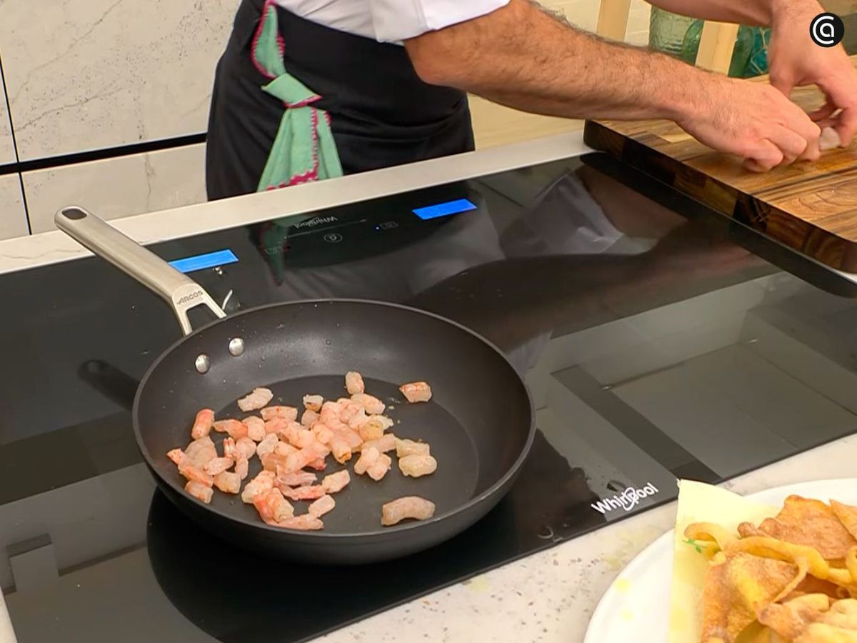 Corta las gambas y salteálas