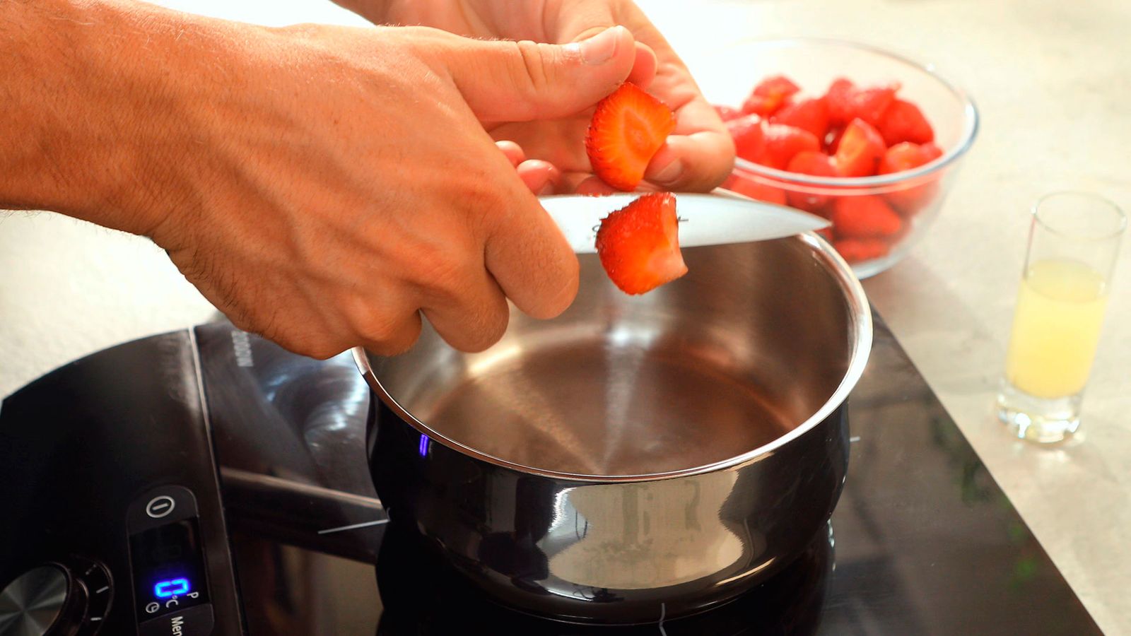 Corta las fresas y añádelas a un cazo Salsa de fresas Paso 1