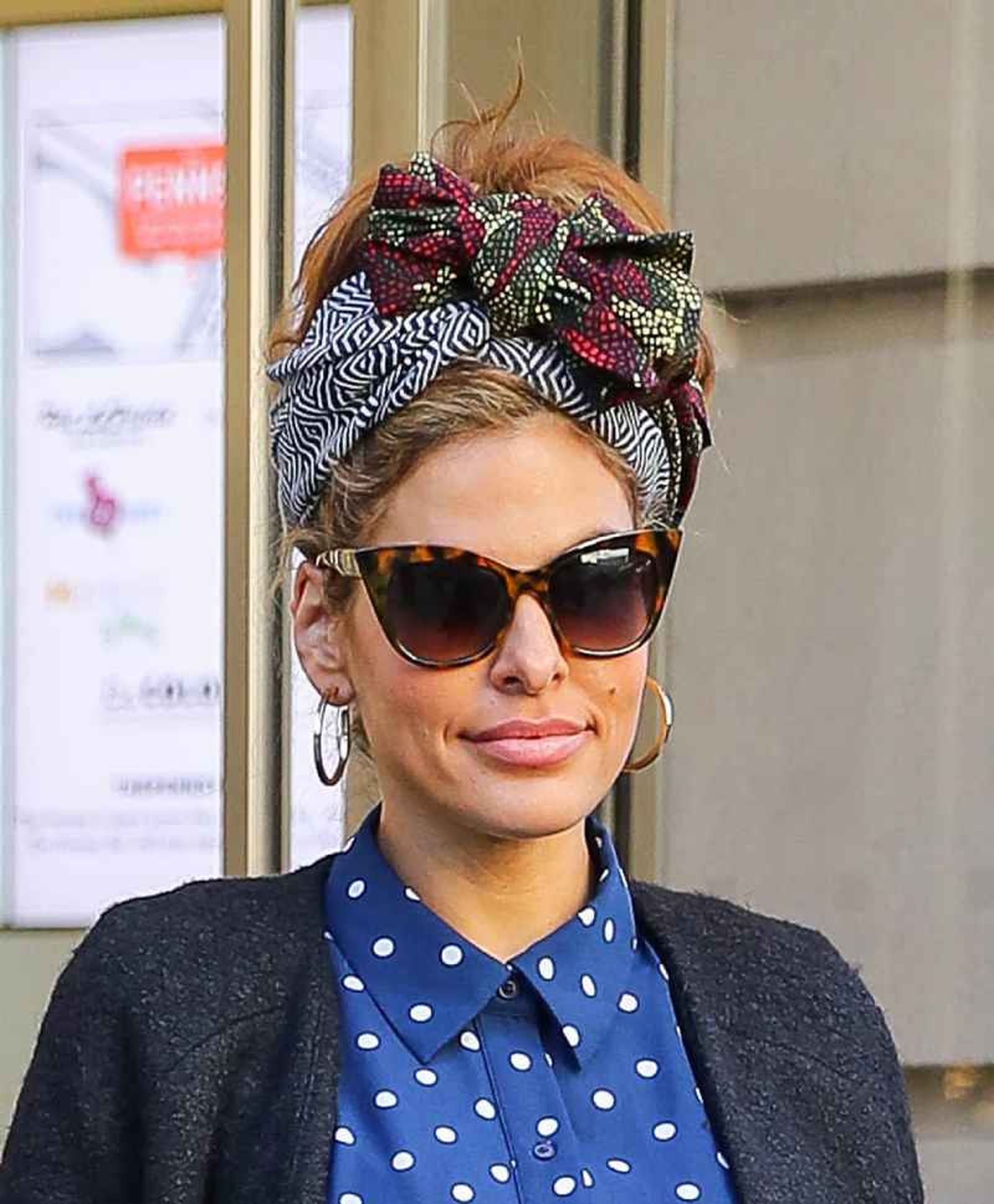La actriz Eva Mendes con turbante estilo africano La actriz Eva Mendes con turbante estilo africano