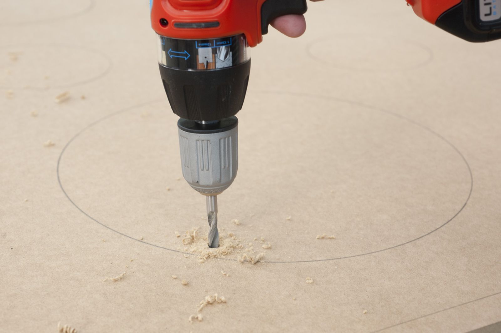 Cómo hacer un círculo en un tablero de madera paso 2 Cómo hacer un círculo en un tablero de madera paso 2