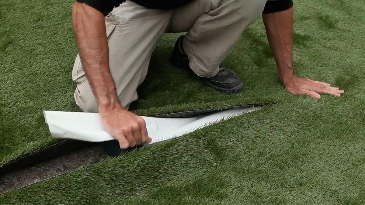 Como unir dos tiras de cesped artificial paso 5