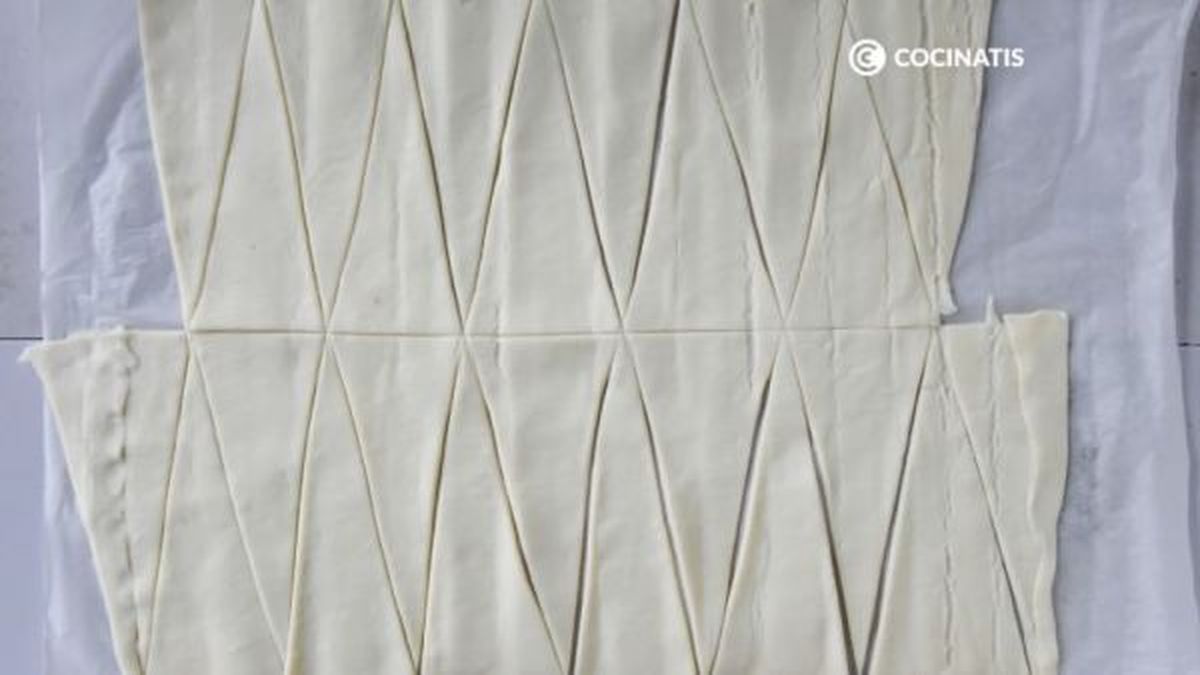 Cortamos el hojaldre en triángulos