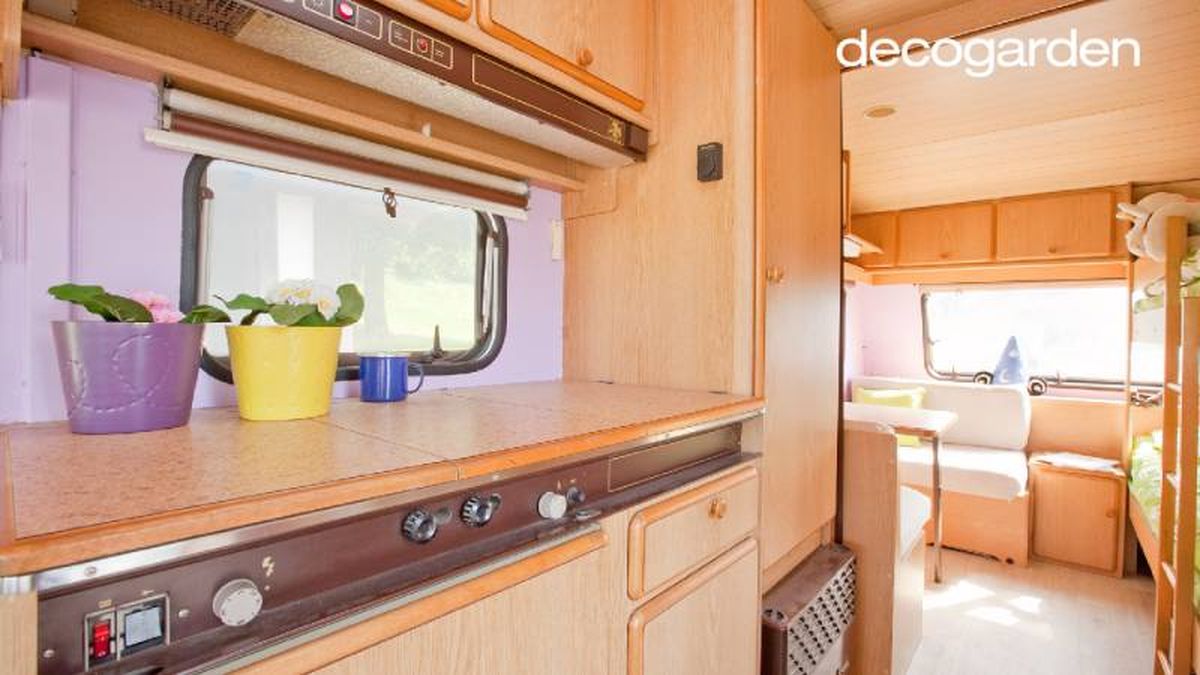 Caravana reformada con muebles de madera.