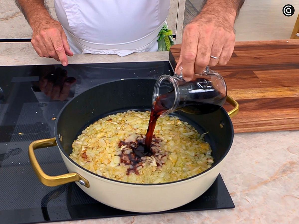 Preparar el sofrito del pollo entomatado con patatas