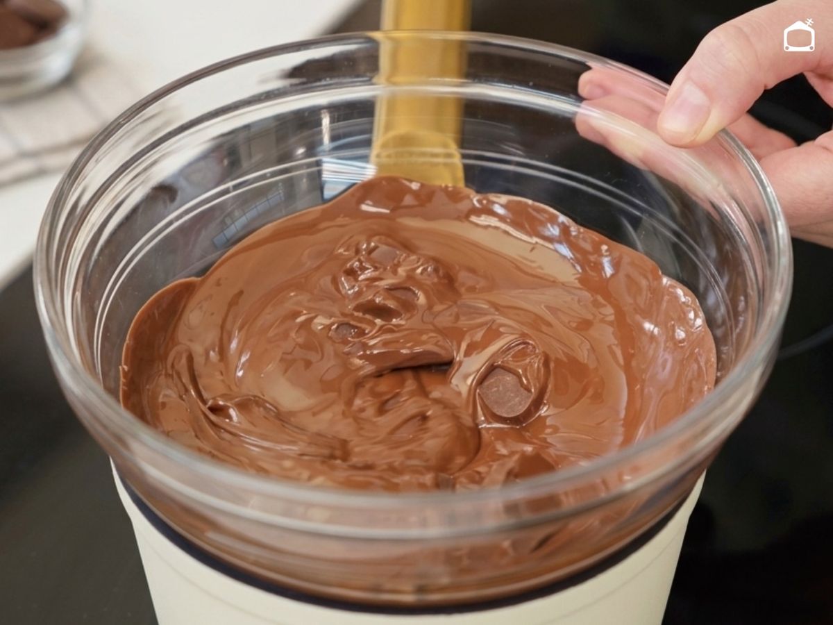 Pon el chocolate negro a derretir