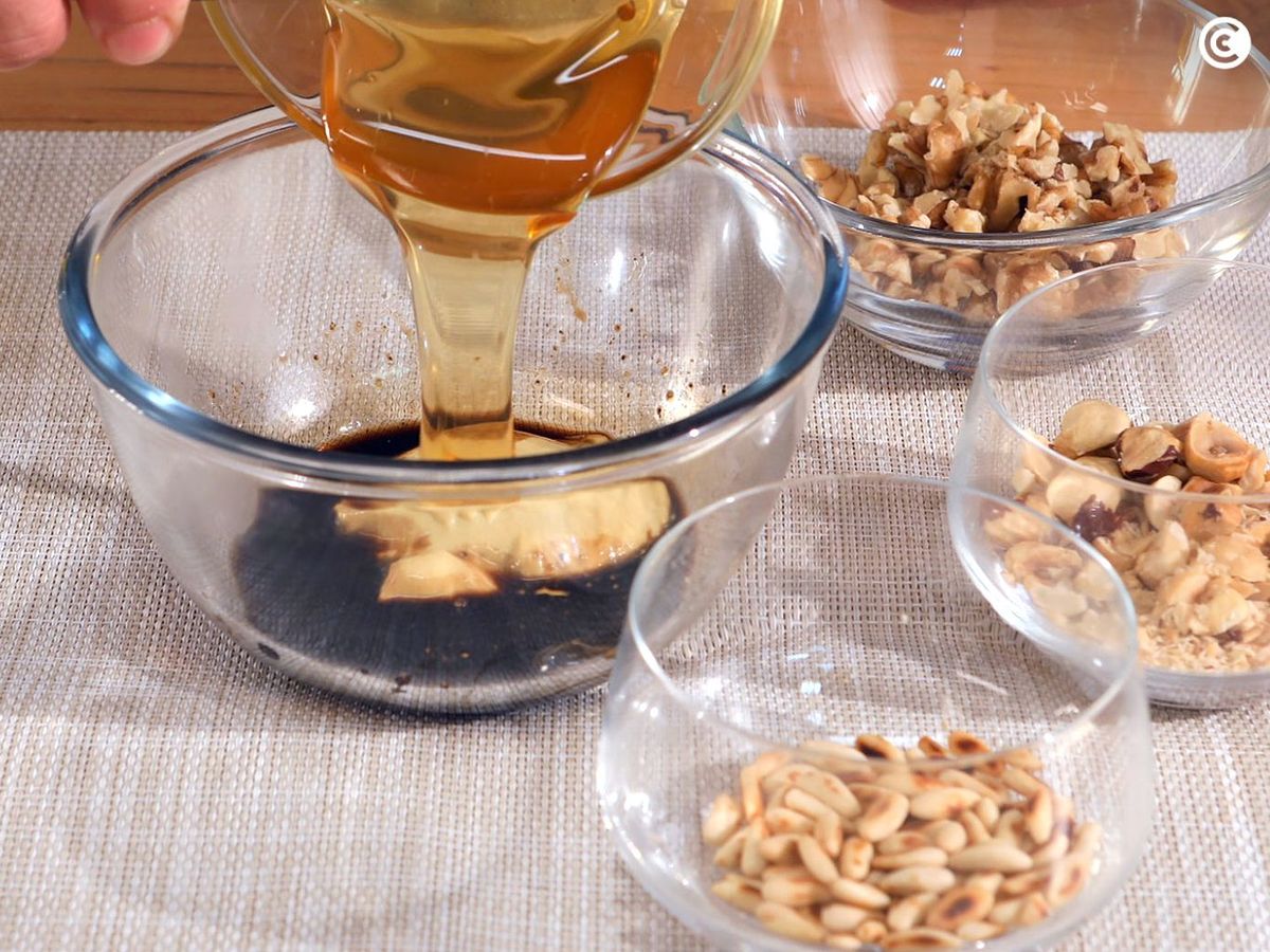 Preparar la vinagreta de frutos secos para la ensalada de ahumados