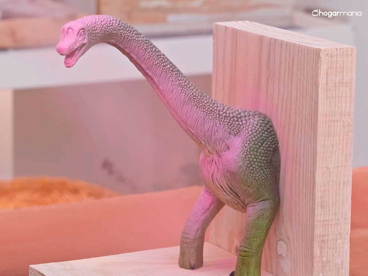 Pinta el sujetalibros de dinosaurio con un color llamativo