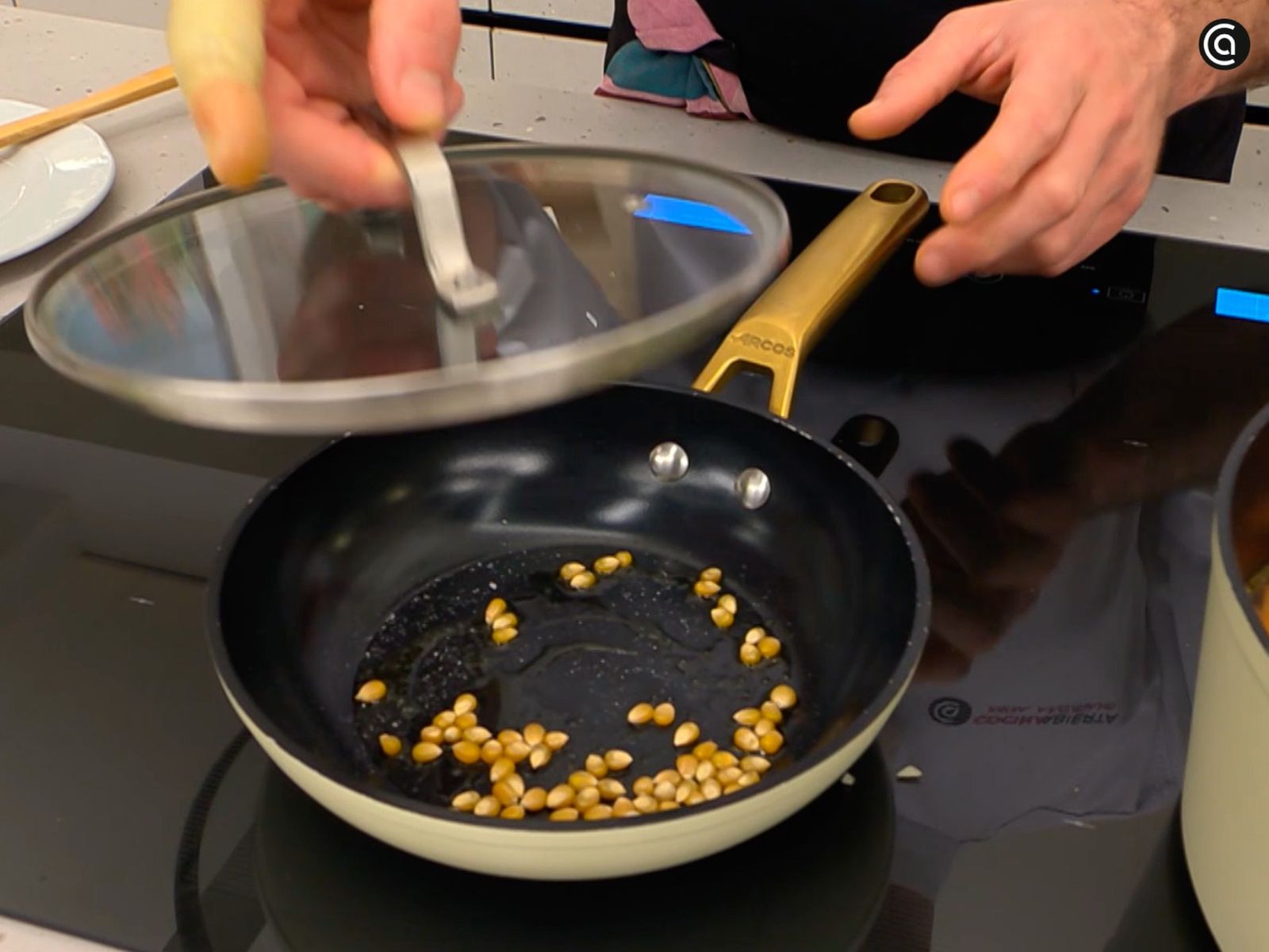 Pon unos granos de maíz con aceite y deja que exploten