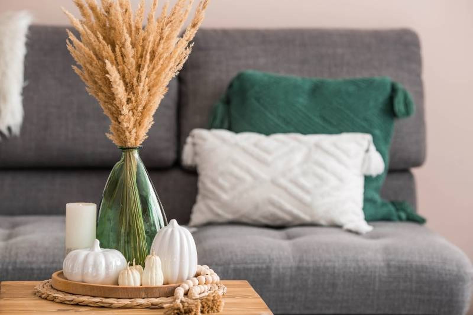 Salón acogedor con decoración de otoño-invierno.