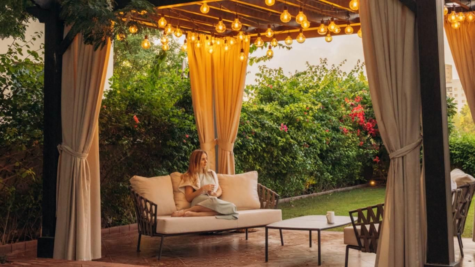 Pérgola iluminada en el jardín