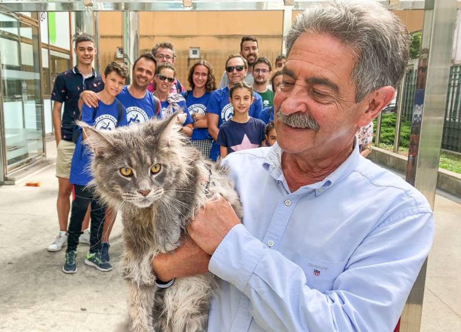 La inesperada visita de un gato, de nombre Socio. La inesperada visita de un gato, de nombre Socio.