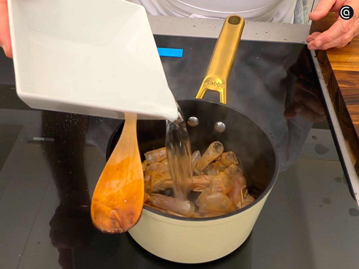 Prepara un fumet casero con las cáscaras y las cabezas de los langostinos