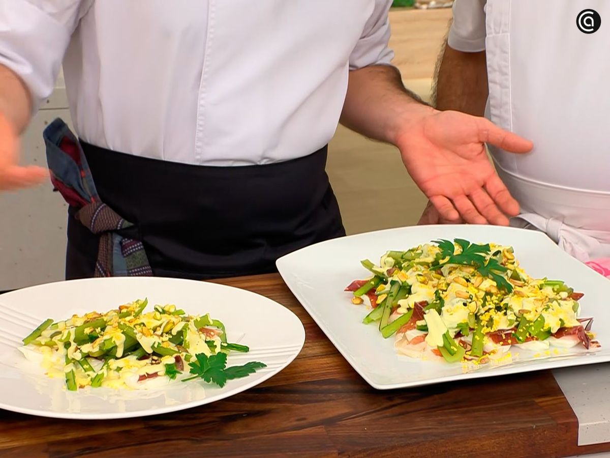 Ralla la yema del huevo sobre la ensalada y vierte la vinagreta