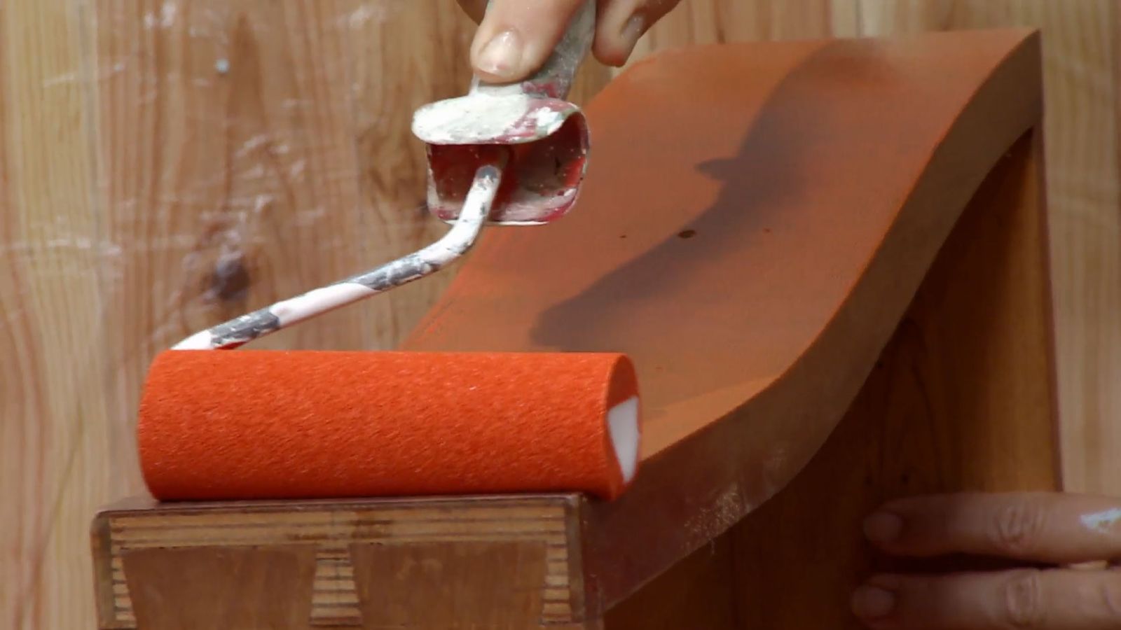 Aseo con friso de madera blanco paso 8 Aseo con friso de madera blanco paso 8