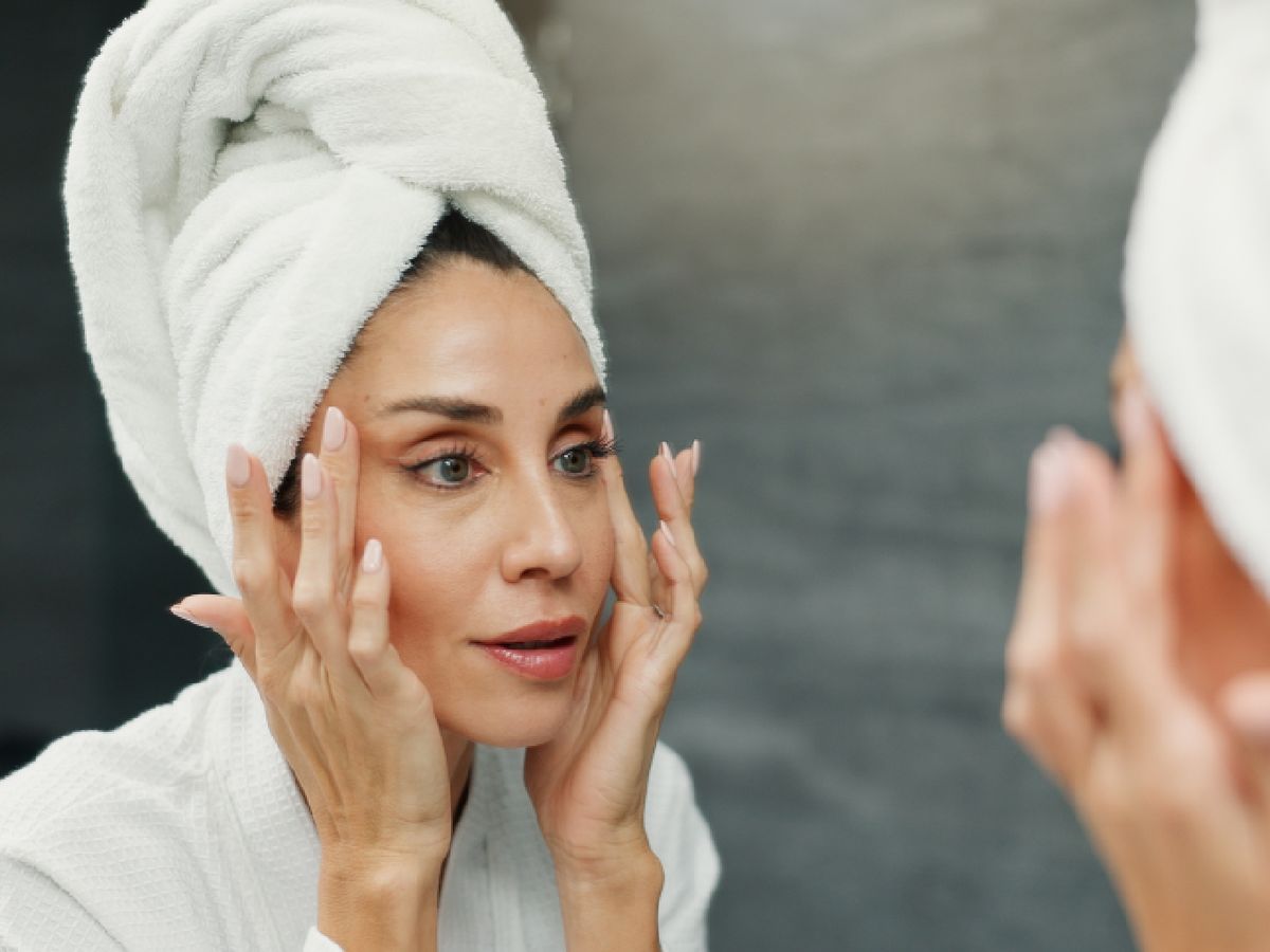 Para el contorno de ojos elige fórmulas suaves, con antioxidantes y sin fragancia