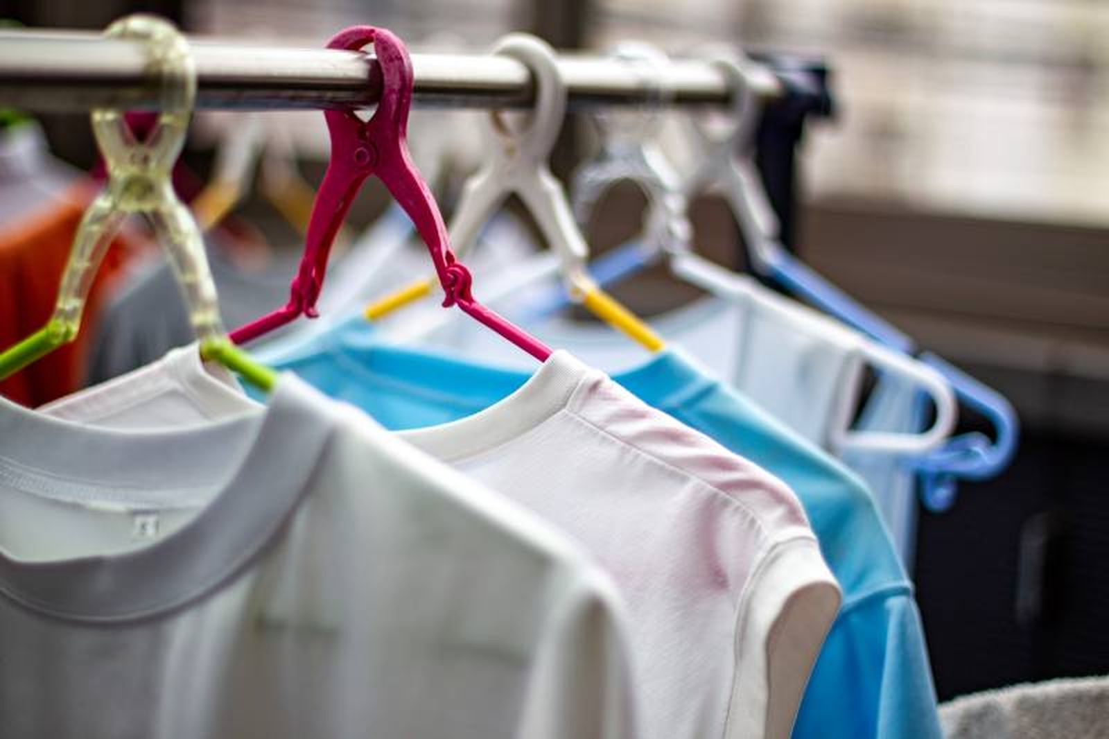 Método arcoíris: Tienes que tender toda la ropa colgada en perchas, una a una. Método arcoíris: Tienes que tender toda la ropa colgada en perchas, una a una.