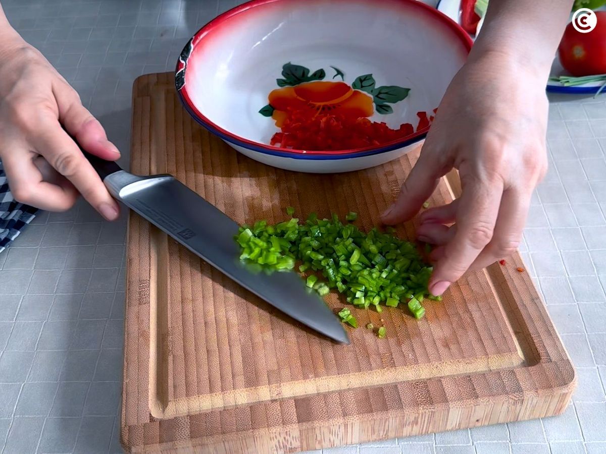 Cortar las verduras para el empedrat