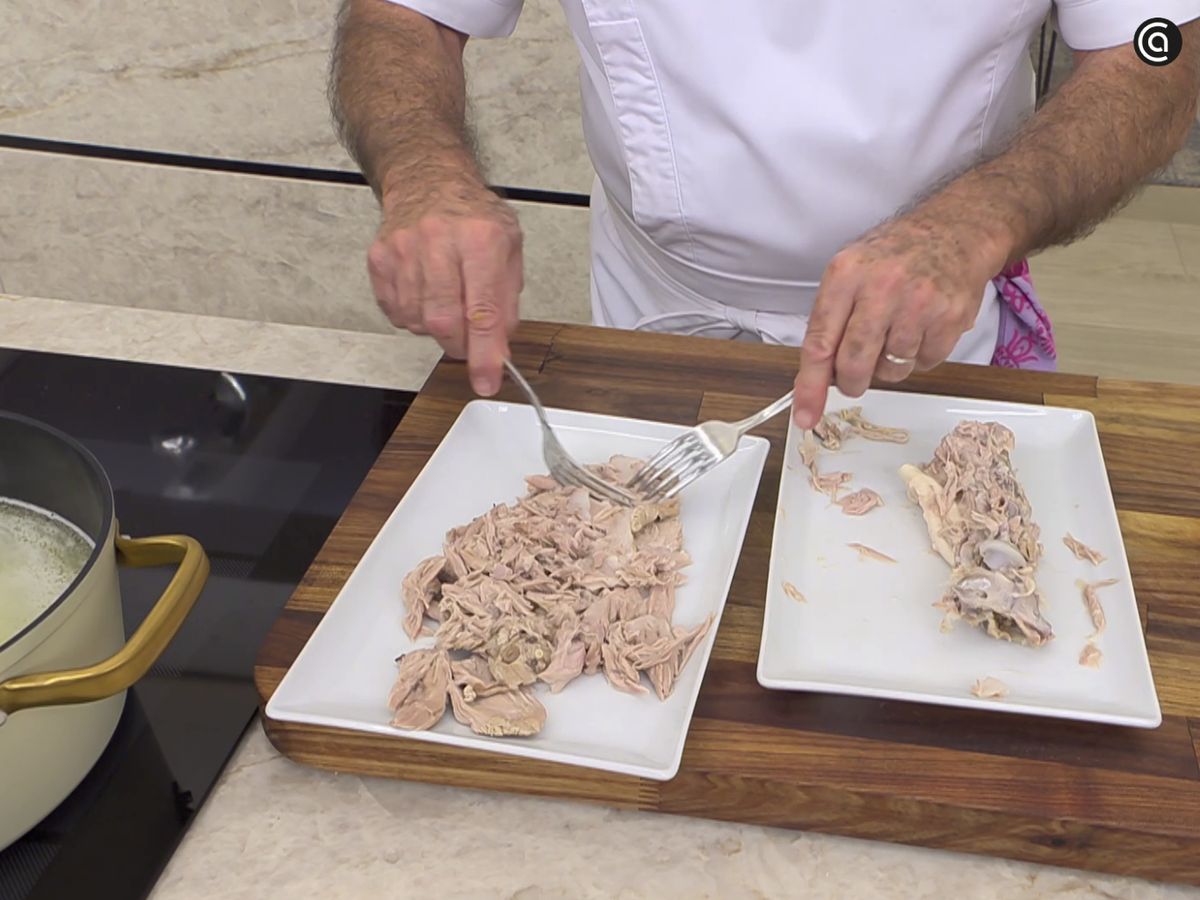 Desmenuza bien la carne de cordero