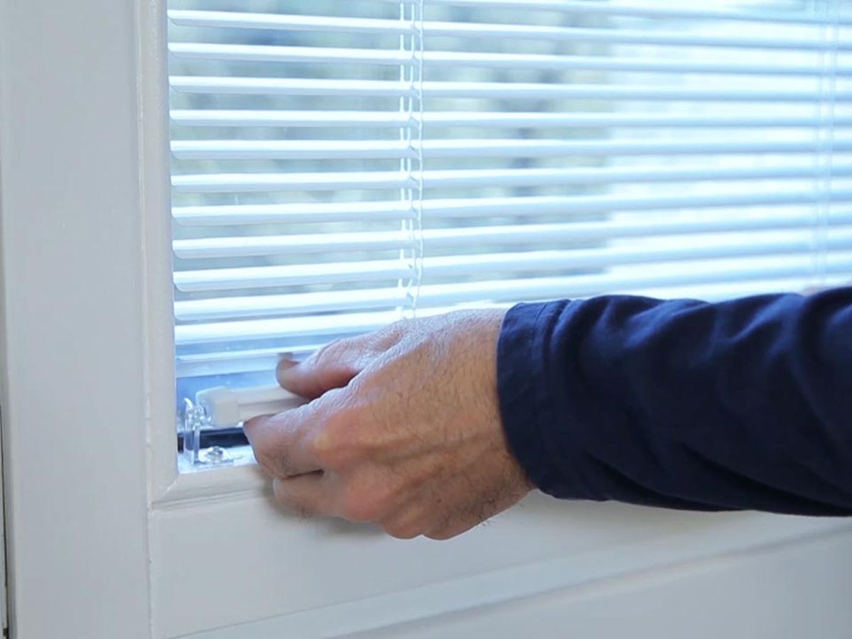 Colocar veneciana en ventana oscilobatiente paso 8