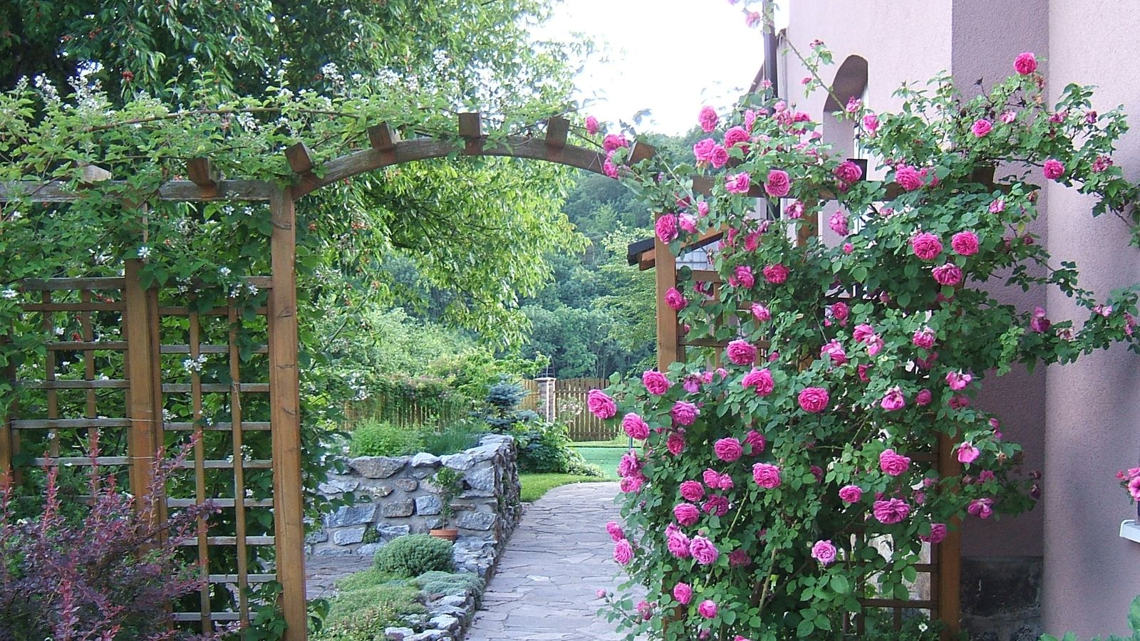 La jardineria nostalgica apuesta por tesoros antiguos en mercadillos o tiendas de segunda mano