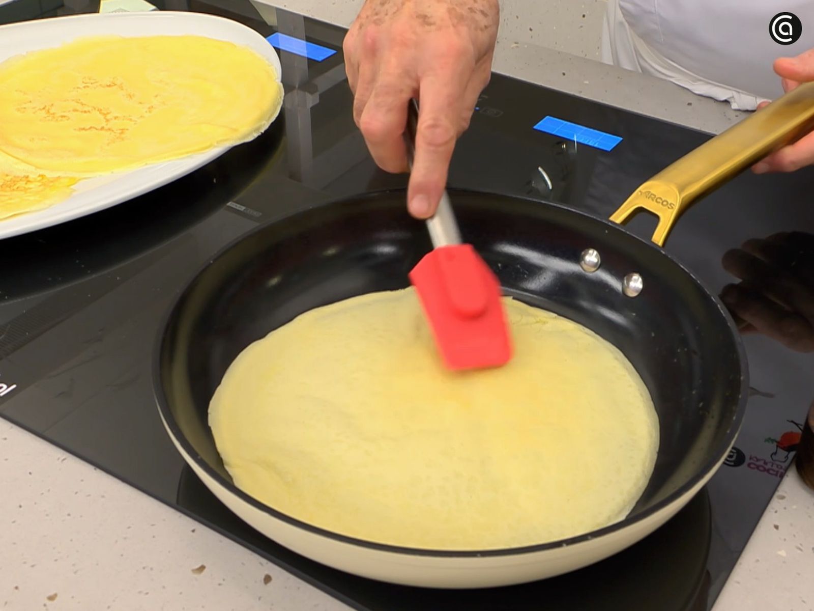 Vierte un poco de masa y cuájala en una sartén amplia