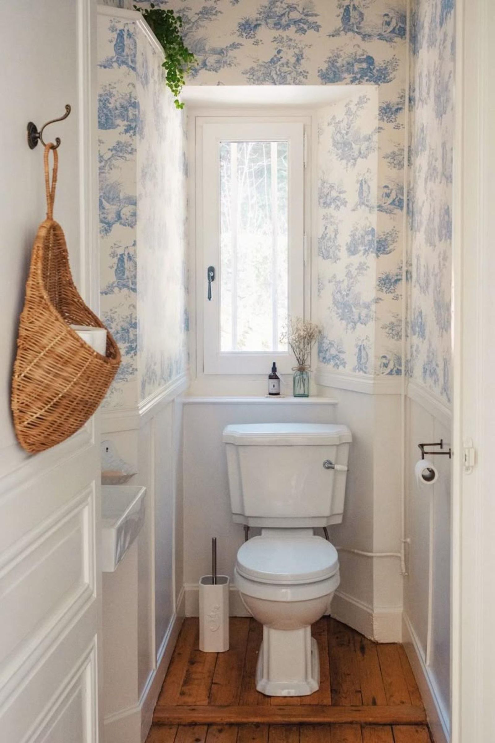 Baño con paredes toile de Jouy de estilo francés.