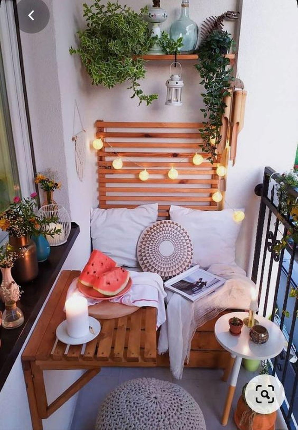 terraza pequena con sofas y mesa de palets 5